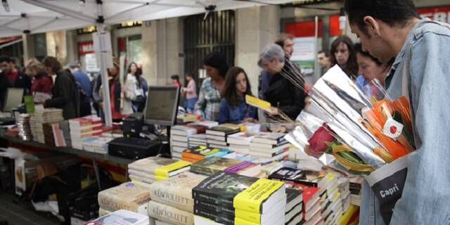 El Día del Libro salen a las calles de Barcelona los libros, las rosas y muchos lectores, habituales y ocasionales