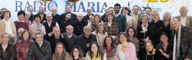 Componentes del equipo de Radio María, en la celebración de su primer cuarto de siglo en España.