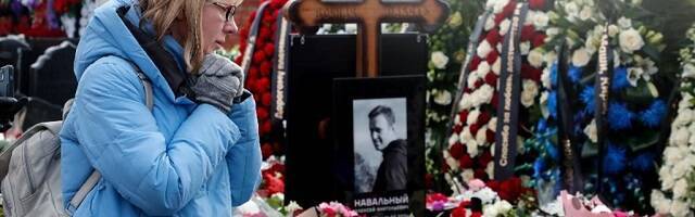Tumba de Alexéi Navalny en el Cementerio Borísov de Moscú