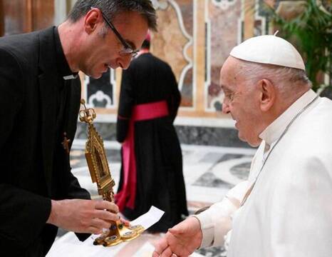 El P. Kern, rector de Paray-le-Monial, muestra la reliquia de Santa Margarita María al Papa Francisco