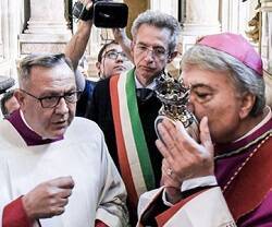 El arzobispo de Nápoles, ante la mirada del alcalde, besa la reliquia con la sangre de San Genaro