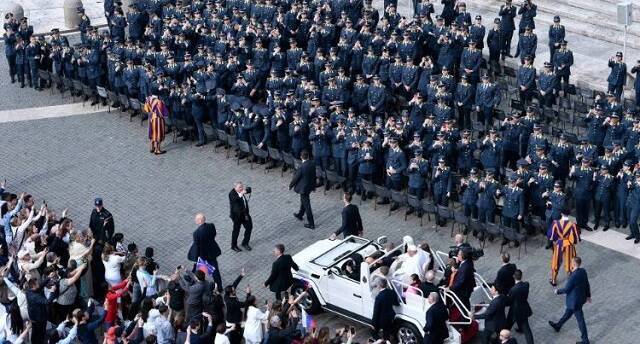 El Papa llega a la Plaza de San Pedro, entre peregrinos policías, para su catequesis sobre la esperanza