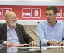 Pedro Sánchez y Tezanos con logotipos del PSOE