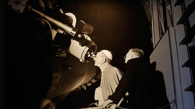 Pablo VI mira por el telescopio del Observatorio Vaticano el día de la llegada del hombre a la Luna, el 20 de julio de 1969.