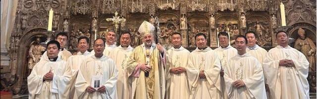 Capellanes de las comunidades chinas con el arzobispo Escribano en el Pilar de Zaragoza