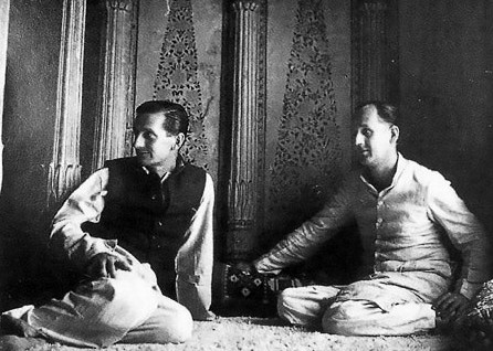 Alain Daniélou (izquierda) y Raymond Burnier (derecha), durante un viaje a la India en 1932. Hacían ostentación pública de su relación y teorizaban sobre el erotismo y la homosexualidad.