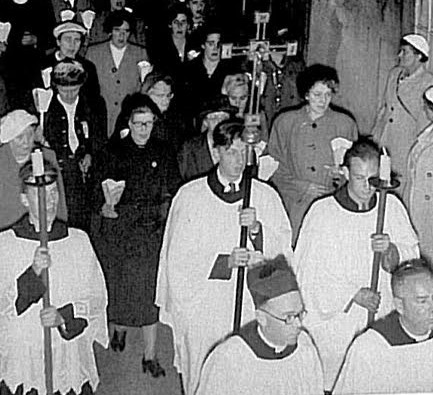 Dunstan Thompson en 1954, en el centro de la imagen, durante una procesión en Walshingham.
