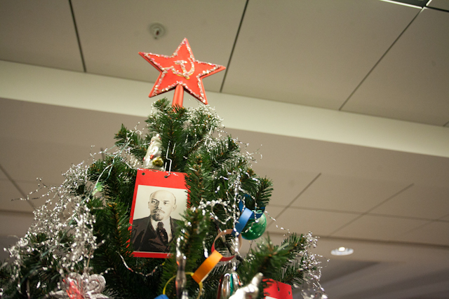 Árbol de Navidad con estrella roja, hoz, martillo y foto de Lenin.