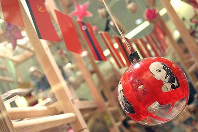 Adornos navideños sovieticos y bolas de colores con la cara de Lenin.