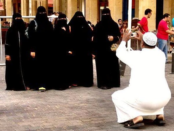 Un musulmán fotografía a cinco mujeres, todas tapadas con un burka.