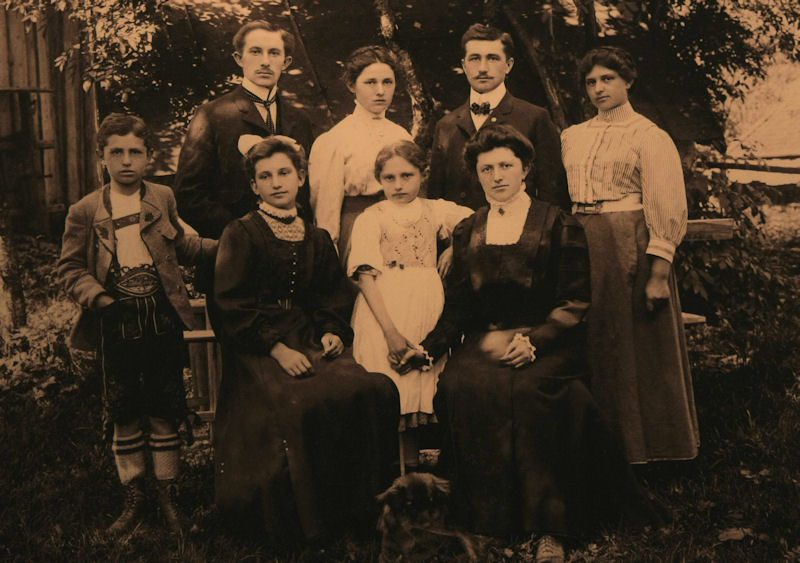 Maria Rieger, sentada a la derecha, con su familia, poco antes de casarse en 1920, con 36 años.