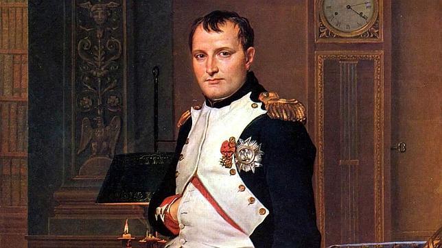 Una imagen de Napoleón con uniforme en su postura clásica