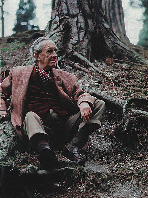 Tolkien junto a un árbol en sus últimos años de vida