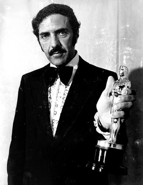 William Blatty mostrando el Oscar que ganó.