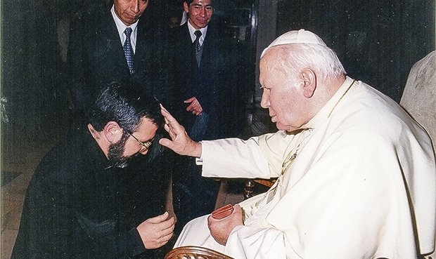 El Papa San Juan Pablo II bendiciendo al entonces sacerdote Javier del Río
