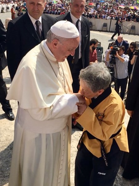 Linda Sim con el Papa Francisco.