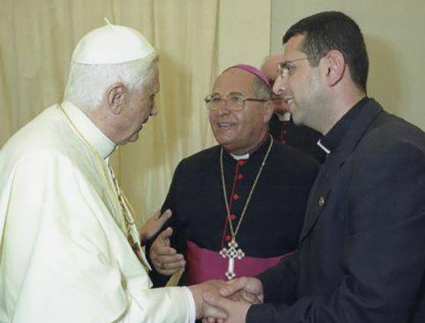 Ragheed Ganni con el Papa Benedicto XVI