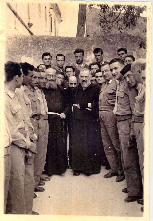 El Padre Pío, con militares durante la Segunda Guerra Mundial.
