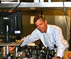Juleon Schins, en su laboratorio de nanotecnología.