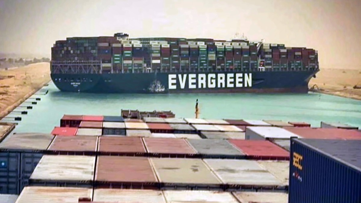 El carguero Ever Given, atravesado en el Canal de Suez.