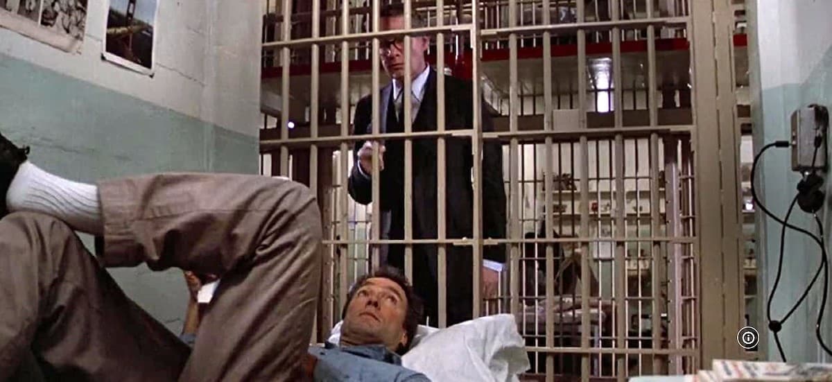 Pat McGoohan y Clint Eastwood en 'La fuga de Alcatraz'.