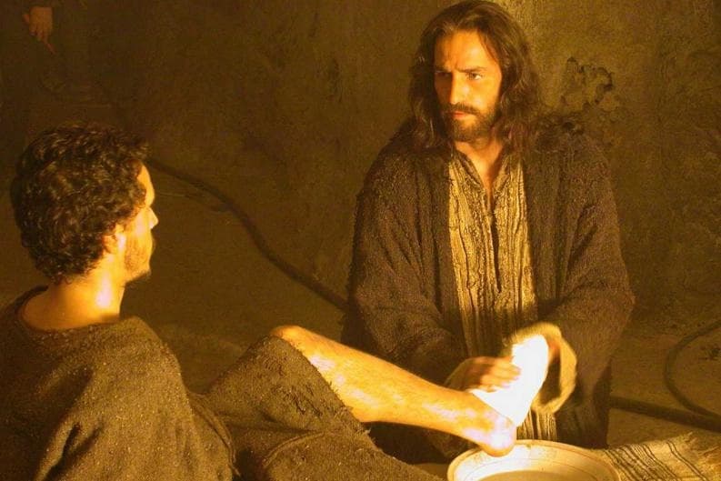 Jesús lava los pies a Juan en La Pasión