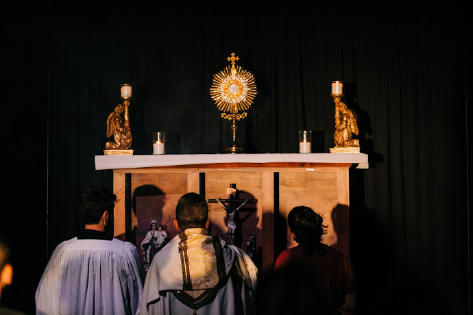 Adoración eucarística, Cristo presente en el Sacramento del Altar