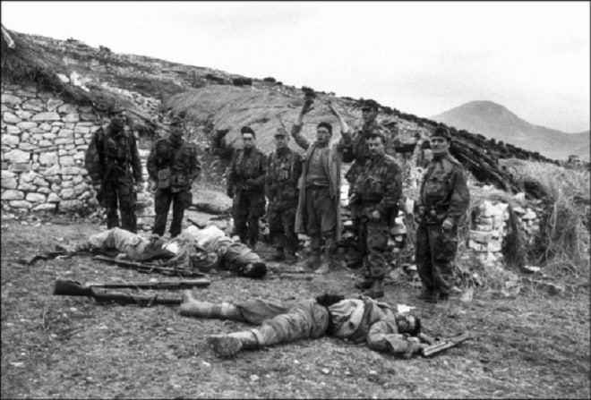 Soldados franceses en la guerra de Argelia, con combatientes muertos a sus pies