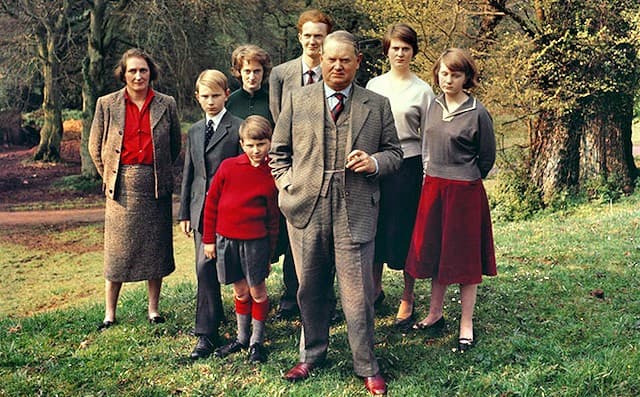 Evelyn Waugh, con su familia.