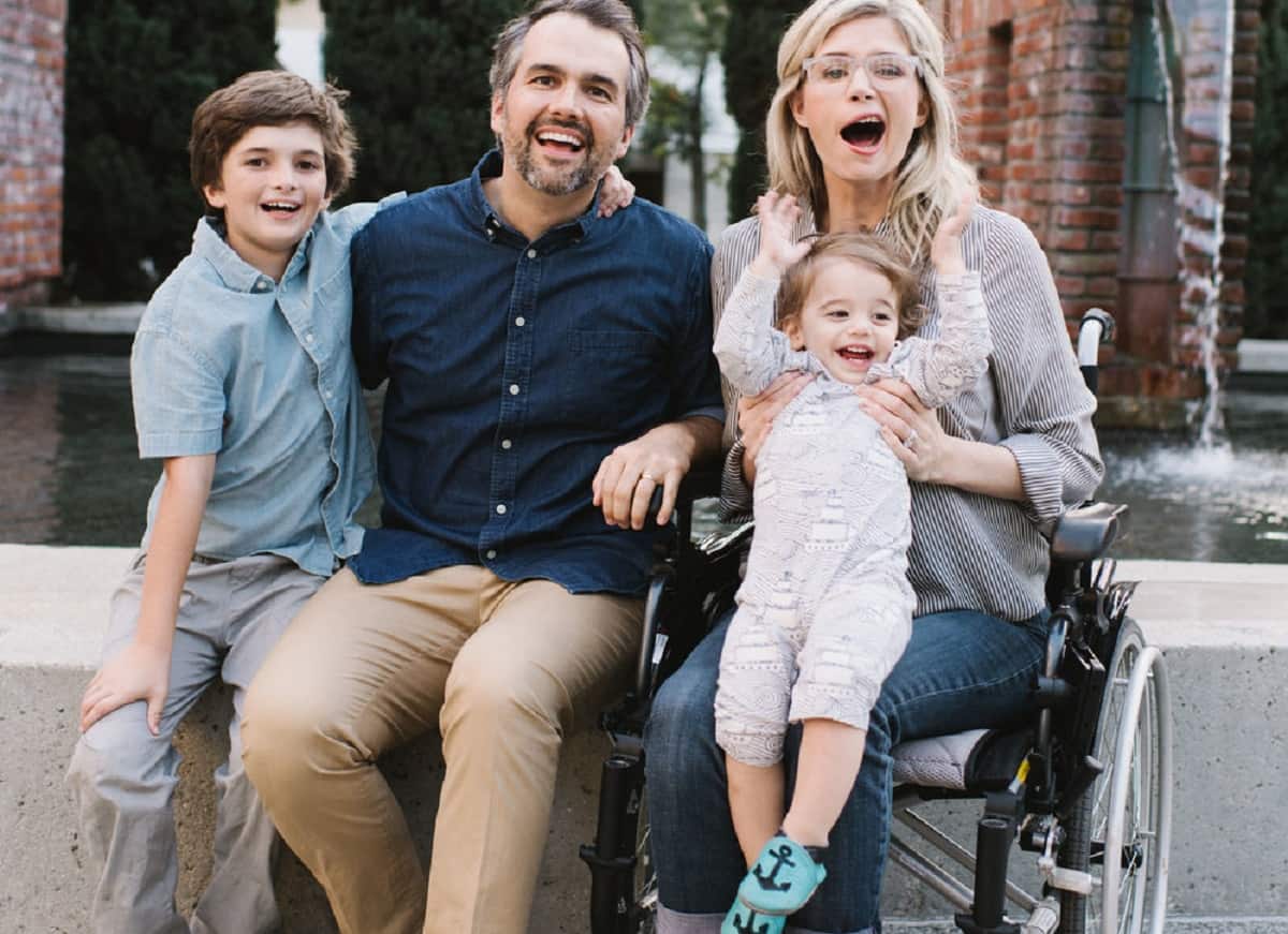 Katherine Wolf, en silla de ruedas, con su marido y sus dos hijos