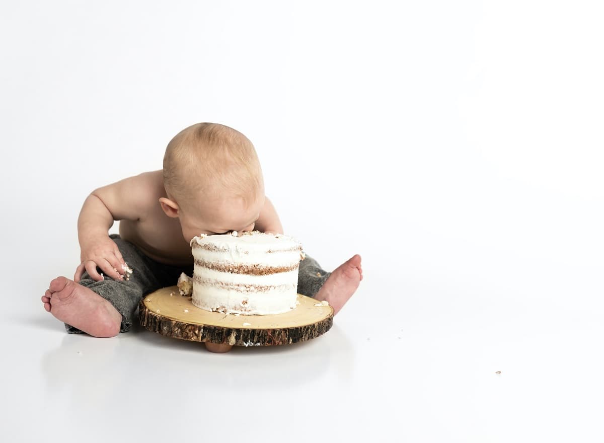 Bebé cae en una tarta - foto de Henley Design Studios en Unsplash