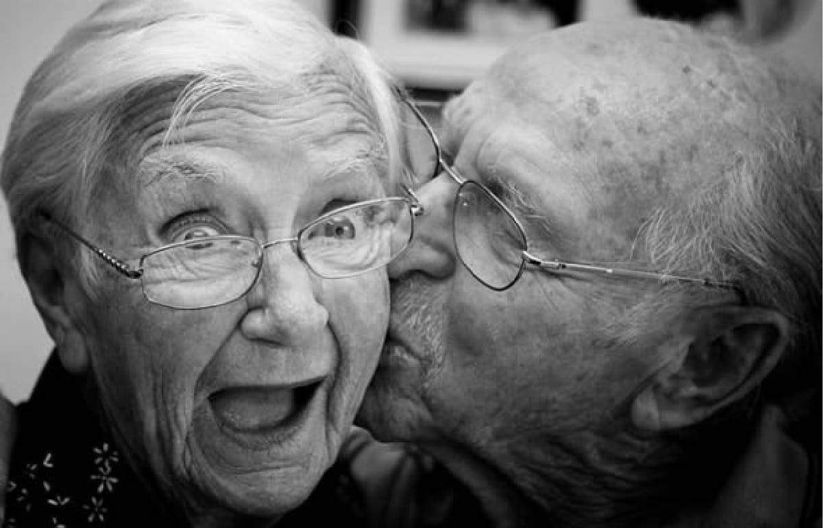 Un anciano besa por sorpresa a una anciana