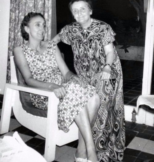 Madeleine Delbrel con Suzanne Perrin, sentada