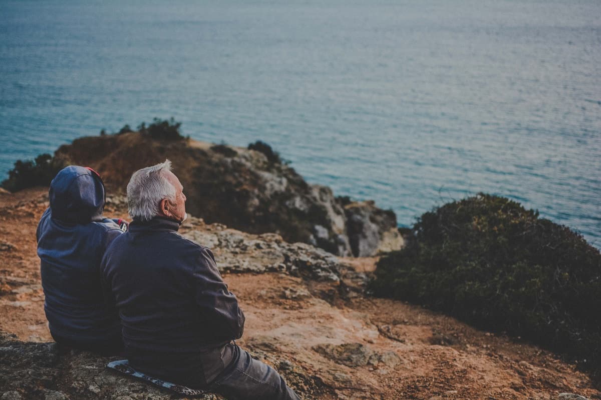 Dos ancianos miran el mar - foto de Katarzyna Grabowska en Unsplash