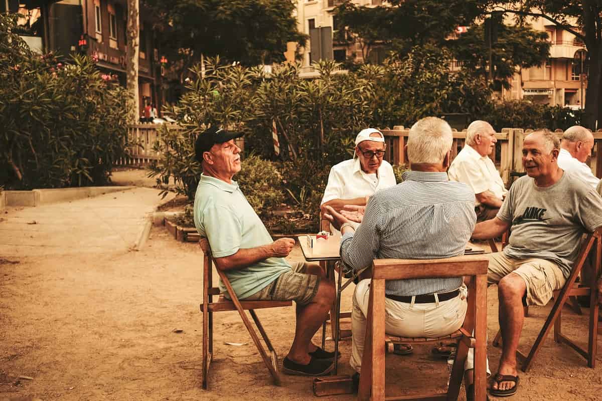 Hombres de edad avanzada juegan y charlan en Barcelona - foto de Cristina Gottardi en Unsplash 