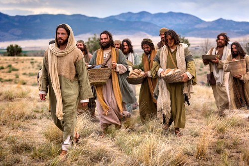 Jesucristo (Diogo Morgado) con los apóstoles, en una escena de la serie 'Hijo de Dios' (2014).