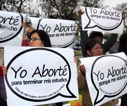 Manifestación abortista donde los argumentos a favor del aborto son la entrega de la vida del hijo en beneficio de su madre.
