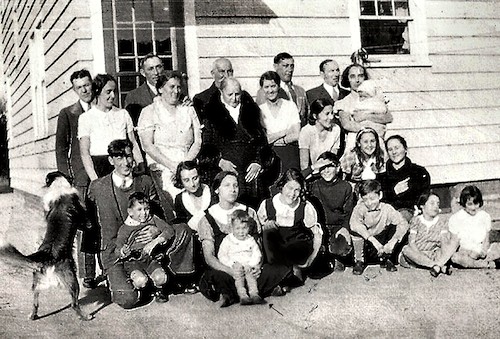 Julia era la séptima hija de un matrimonio de inmigrantes italianos en Connecticut (Estados Unidos). Esta foto corresponde a 1933. Ella está a la derecha, de pie con uno de sus sobrinos en brazos. 