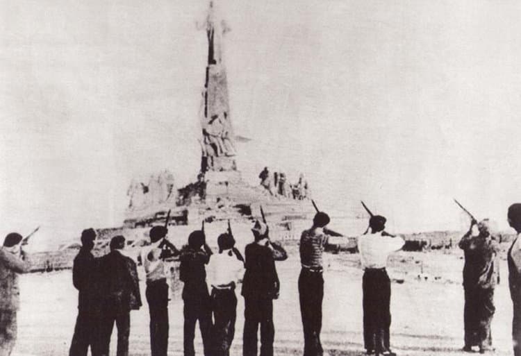 Milicianos disparan al Sagrado Corazón del Cerro de los Ángeles en 1937, días antes de su destrucción