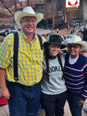 John Calvert, con su esposa y su hija, de vacaciones en Red Rocks, Colorado.