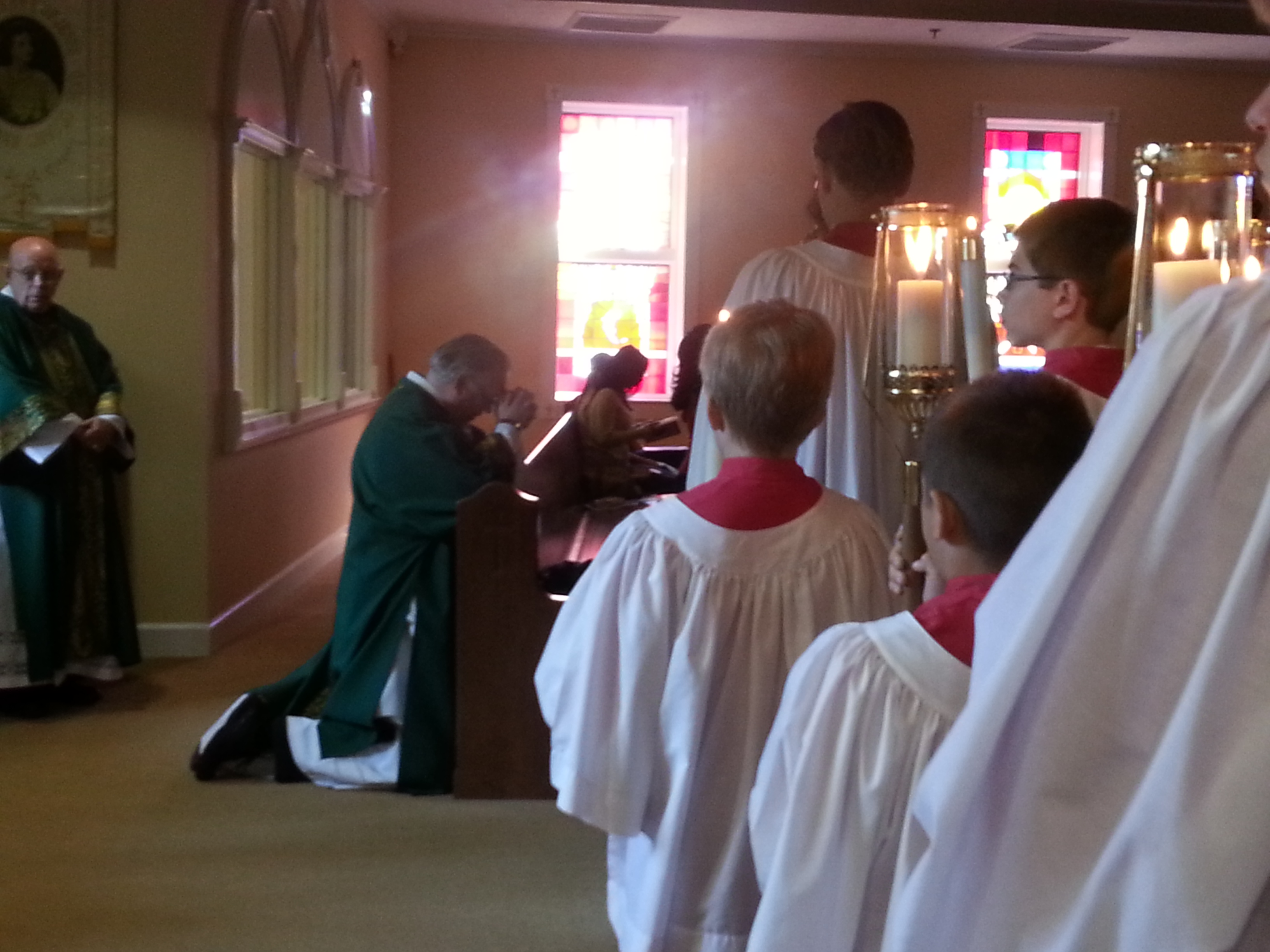 El diácono Calvert reza antes de misa en su parroquia de St Christopher, en Radcliff, Kentucky.