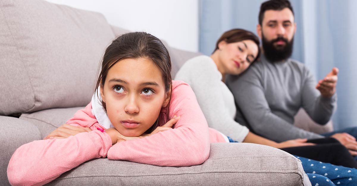 Los padres tratan de hablar con sus hijos adolescentes