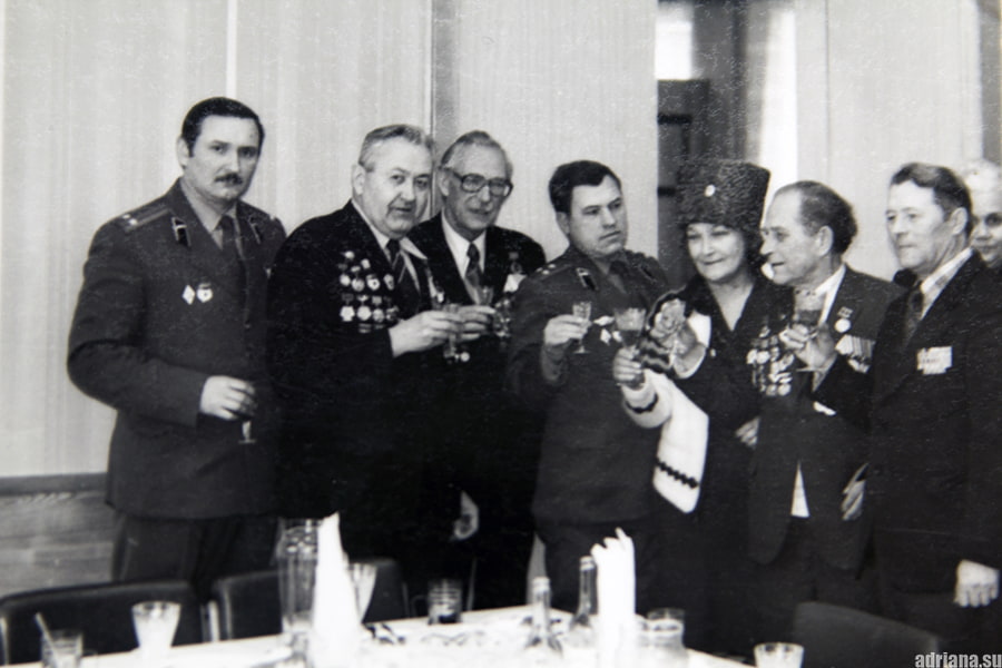 Natalia Malysheva con antiguos camaradas del ejército