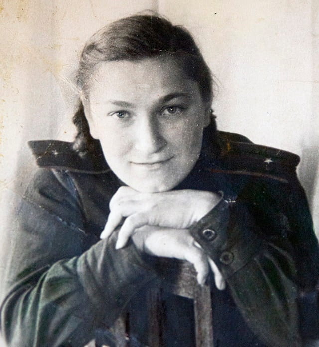 Natalia Malýsheva posa como joven militar en la retaguardia
