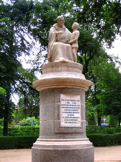 Monumento a fray Pedro Ponce de León en el Parque el Buen Retiro de Madrid, erigido en 1920, cuarto centenario de su nacimiento.