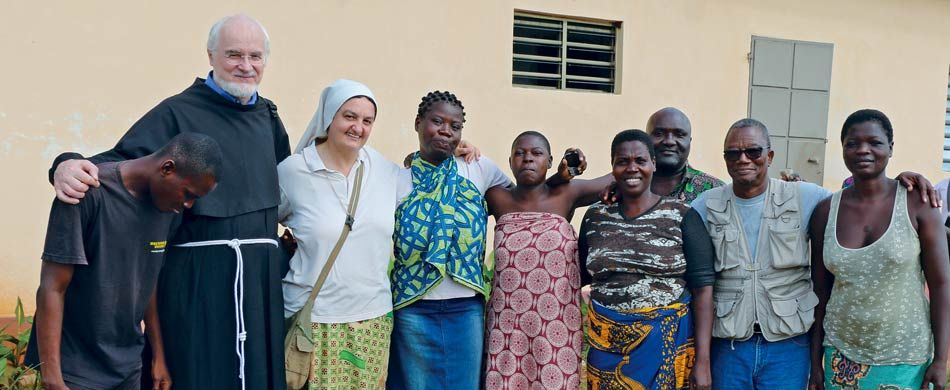 Gregoire con misioneros que ayudan a los enfermos y sus familias