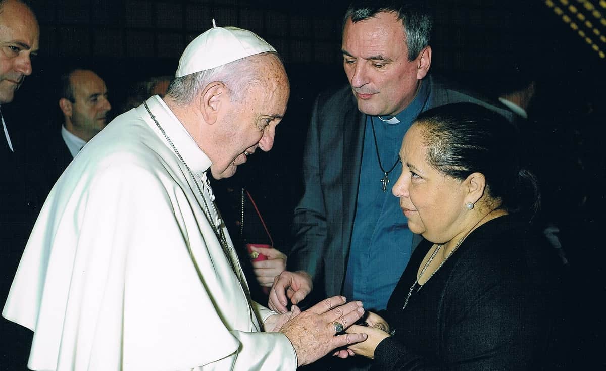 Alicia Beauvisage y el padre Marot con el Papa Francisco