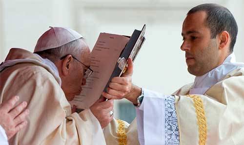biblia_papa-francisco-beso-leccionario