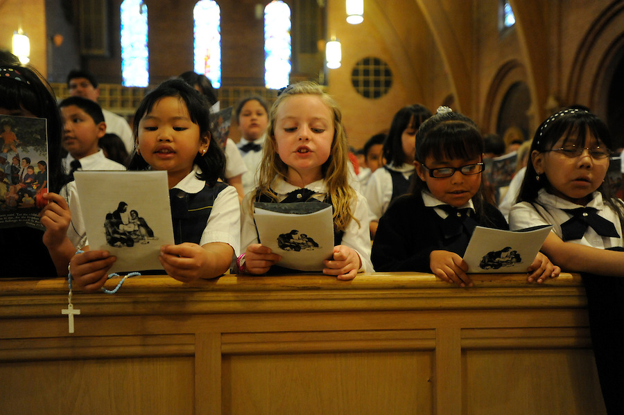 Niños rezando el rosario. 