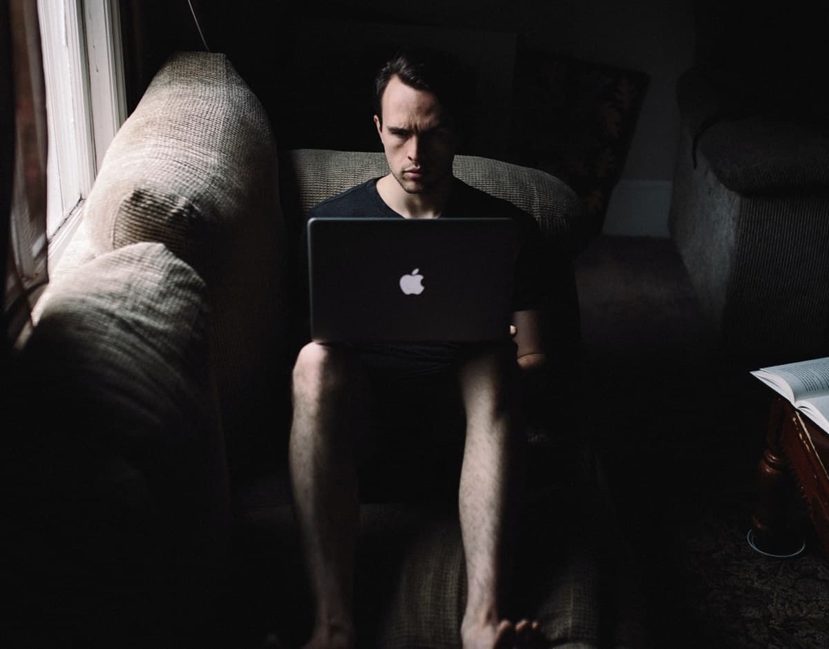Un tipo siniestro con su portátil, foto de Andrew Neel para Unsplash 
